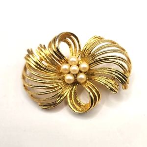 MJ ENT 80's Faux Pearl Lapel Pin Textured Gold Tone Brooch Pinback Button Brooch
